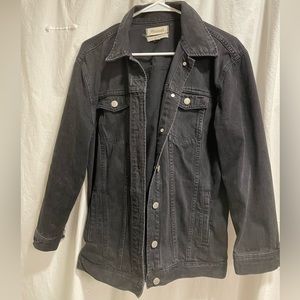 Madewell - The Oversized Trucker Jean Jacket in Washed Black